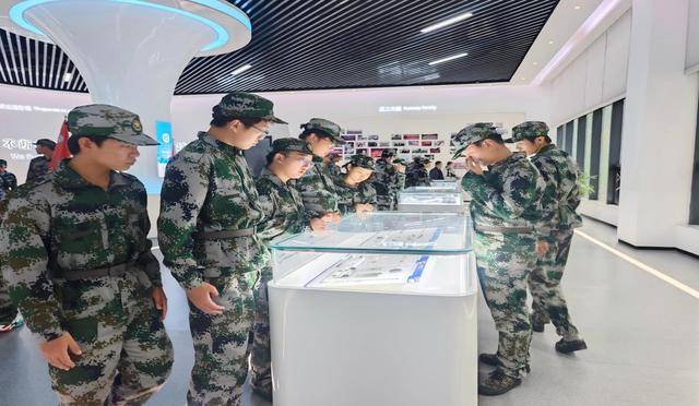 走出校园走进车间益阳职院新生“开学第一课”在生产线上